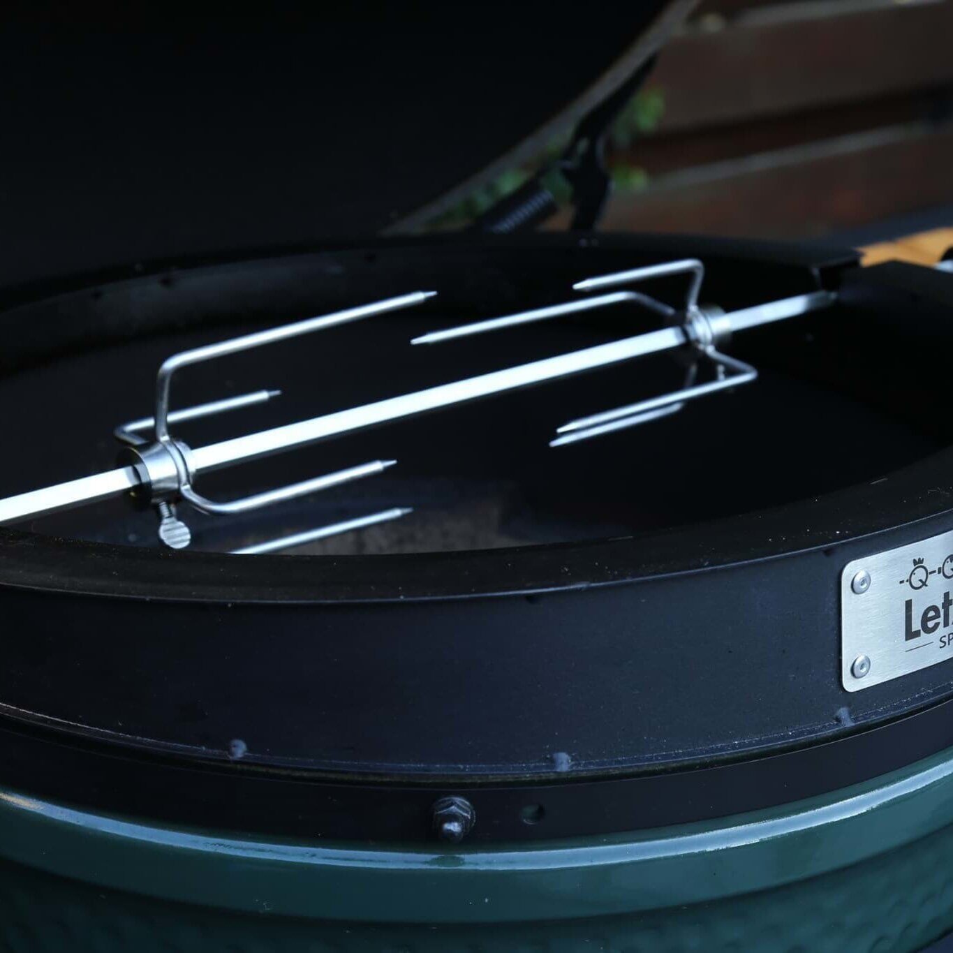 Big Green Egg - elektrischer Drehspieß/ Rotisserie LetzQ für Large