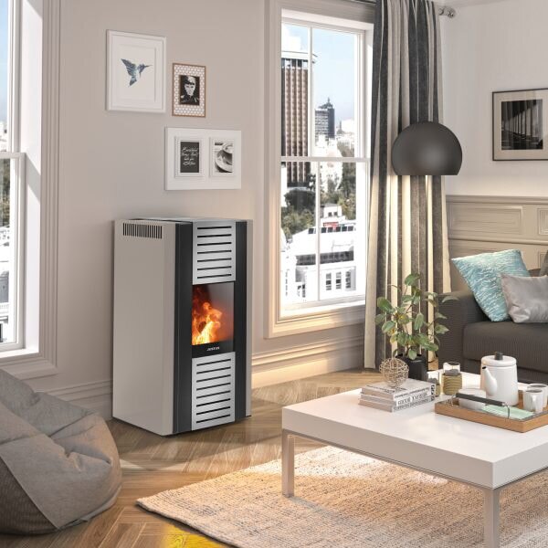 Eckiger Pelletofen Justus Sirkos Aqua Stahl Schwarz - 9,2 kW im Wohnzimmer