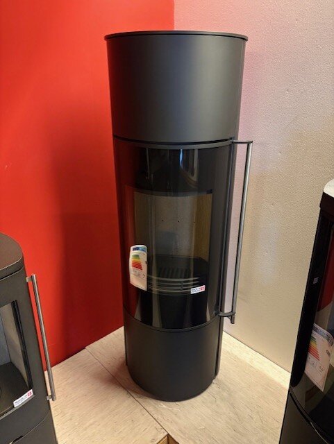 Kaminofen Jydepejsen Omega High - 7 kW - mit Soft- Close - Schwarz - AUSSTELLUNGSSTÜCK