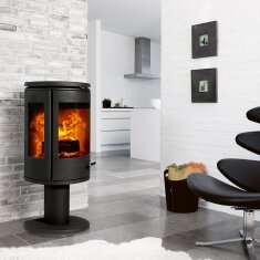 Kaminofen Gussofen Morsoe 7948 auf Säulenpodest - 7,3 kW