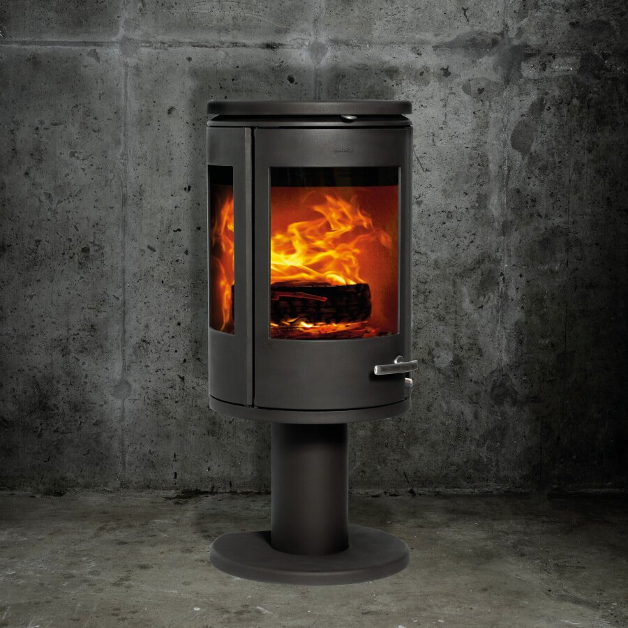 Kaminofen Gussofen Morsoe 7948 auf Säulenpodest - 7,3 kW